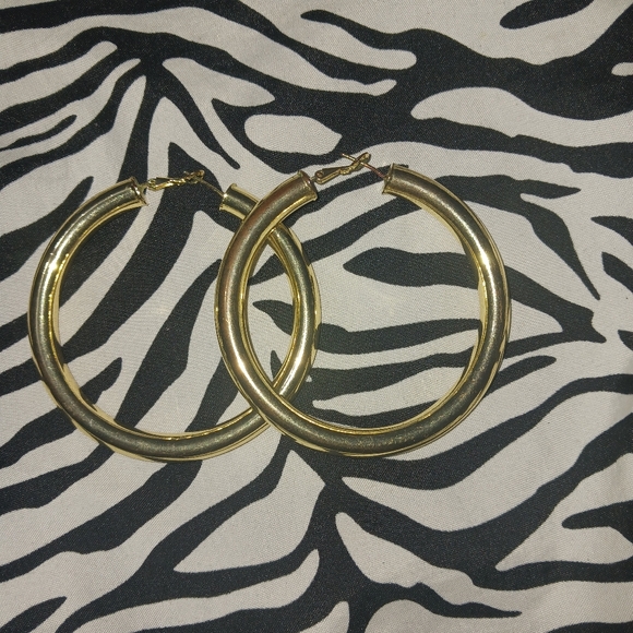 Women Fashion Gold medium size hoop earrings - Picture 5 of 11
